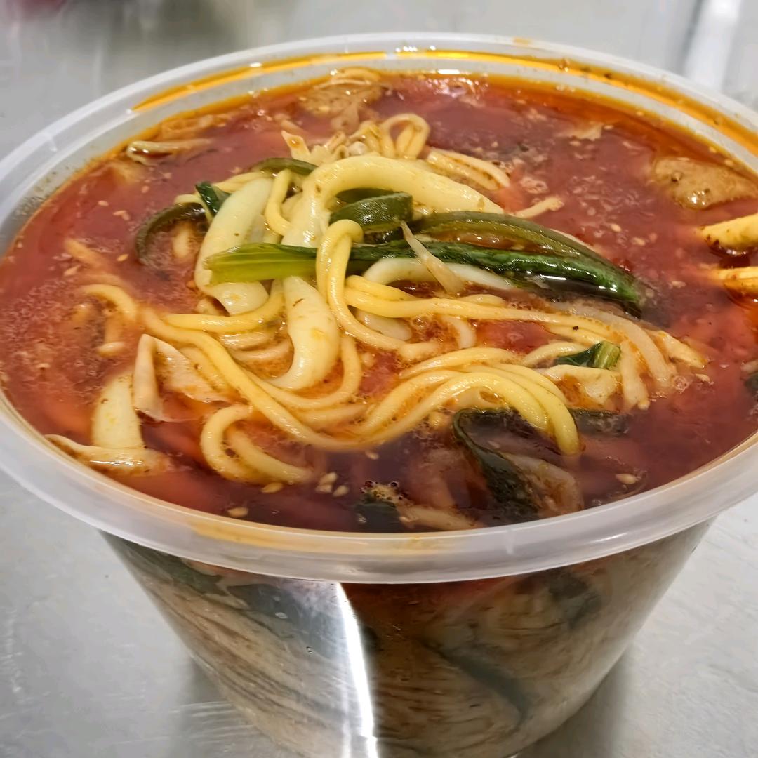 摆摊卖麻辣烫版豆豆🍓🦈