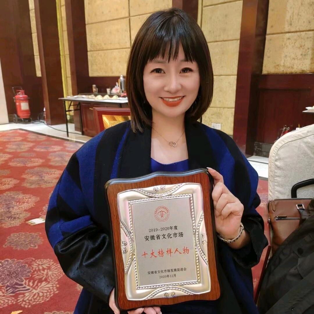 开火锅店的女子