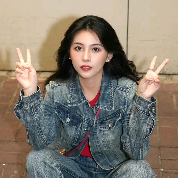 Jyi~