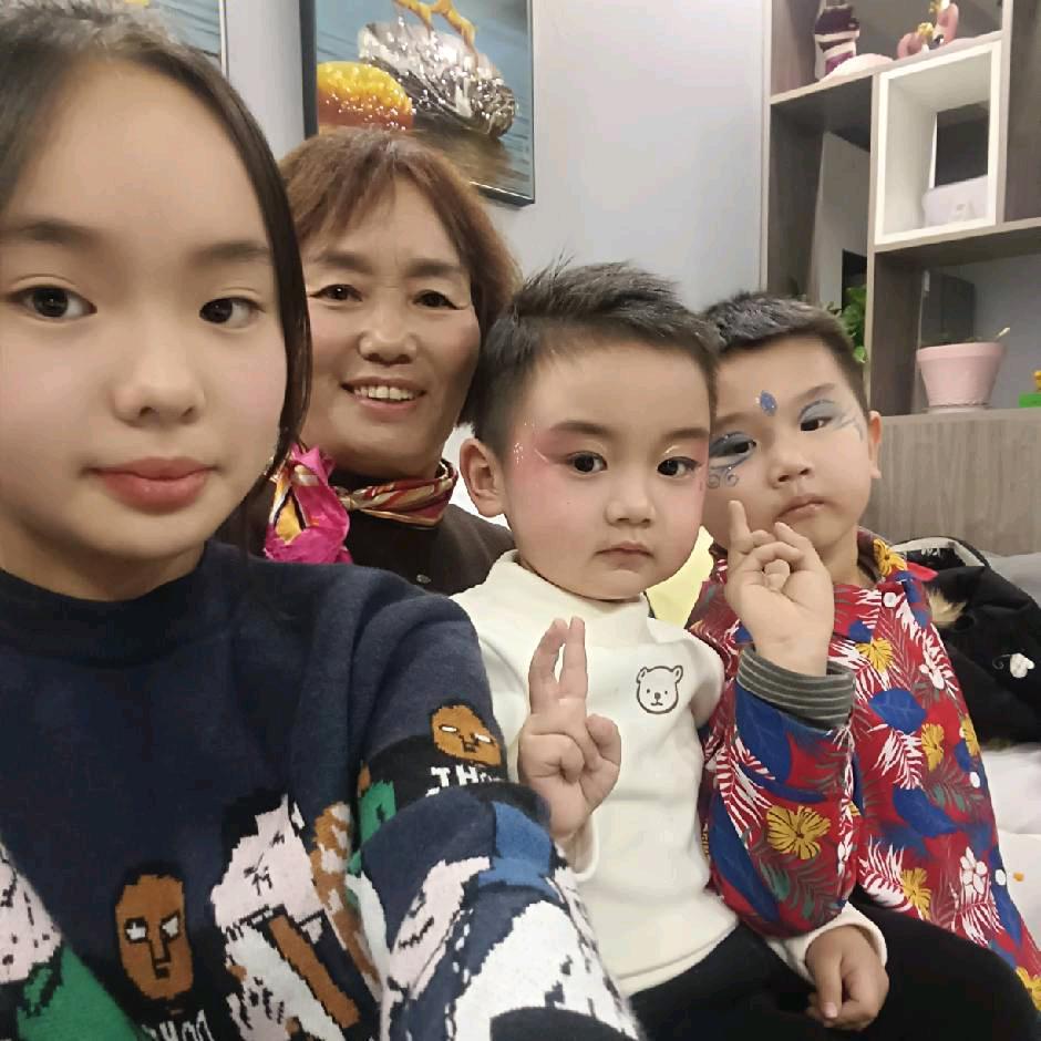 可爱的一家三个孩子