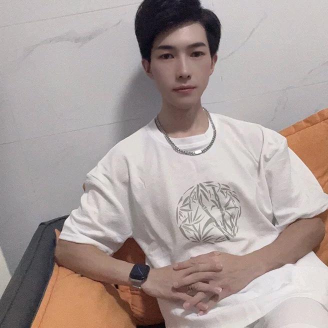 跟着优秀的人一起成长。加油吧，少年