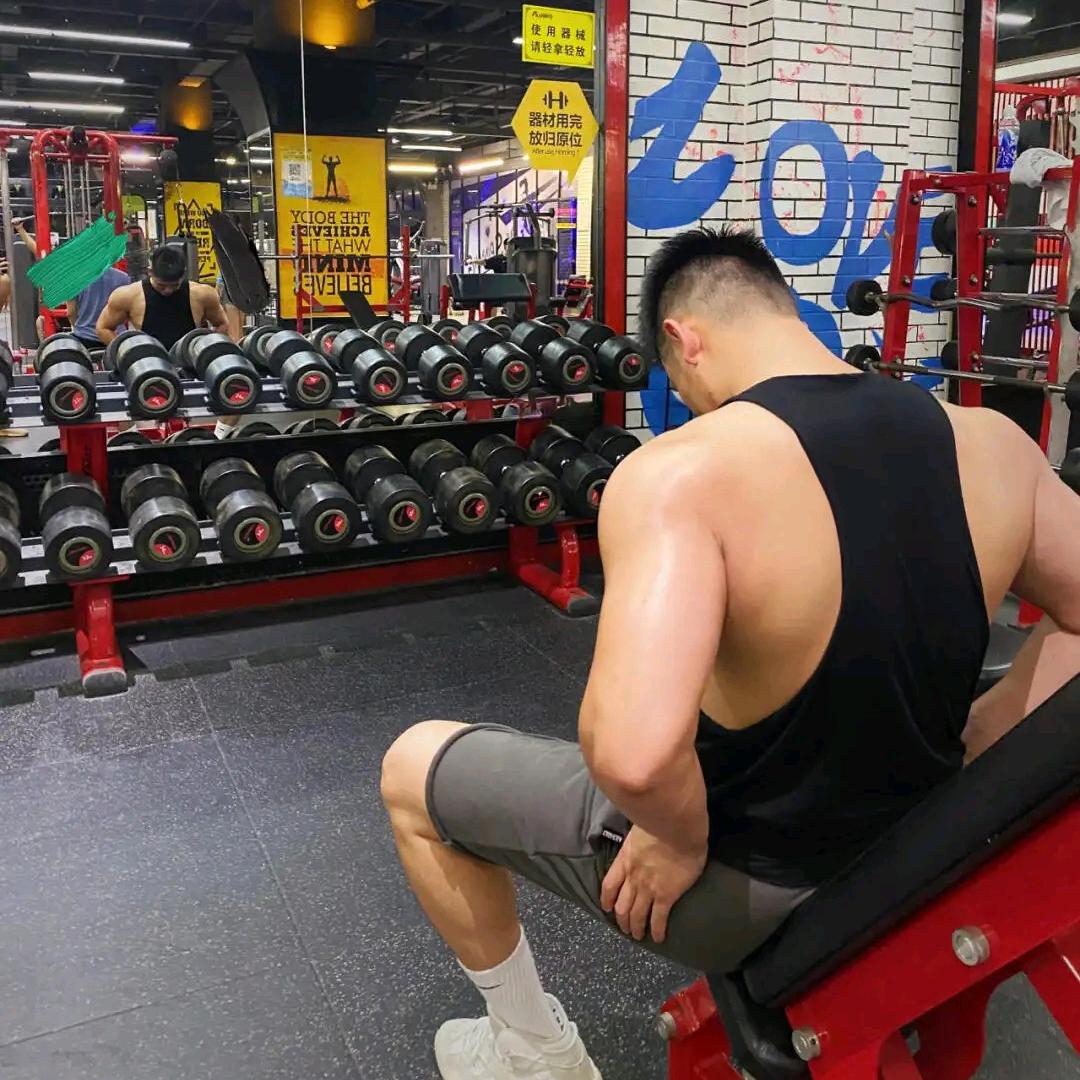 桂阳撸铁狮铁馆健身