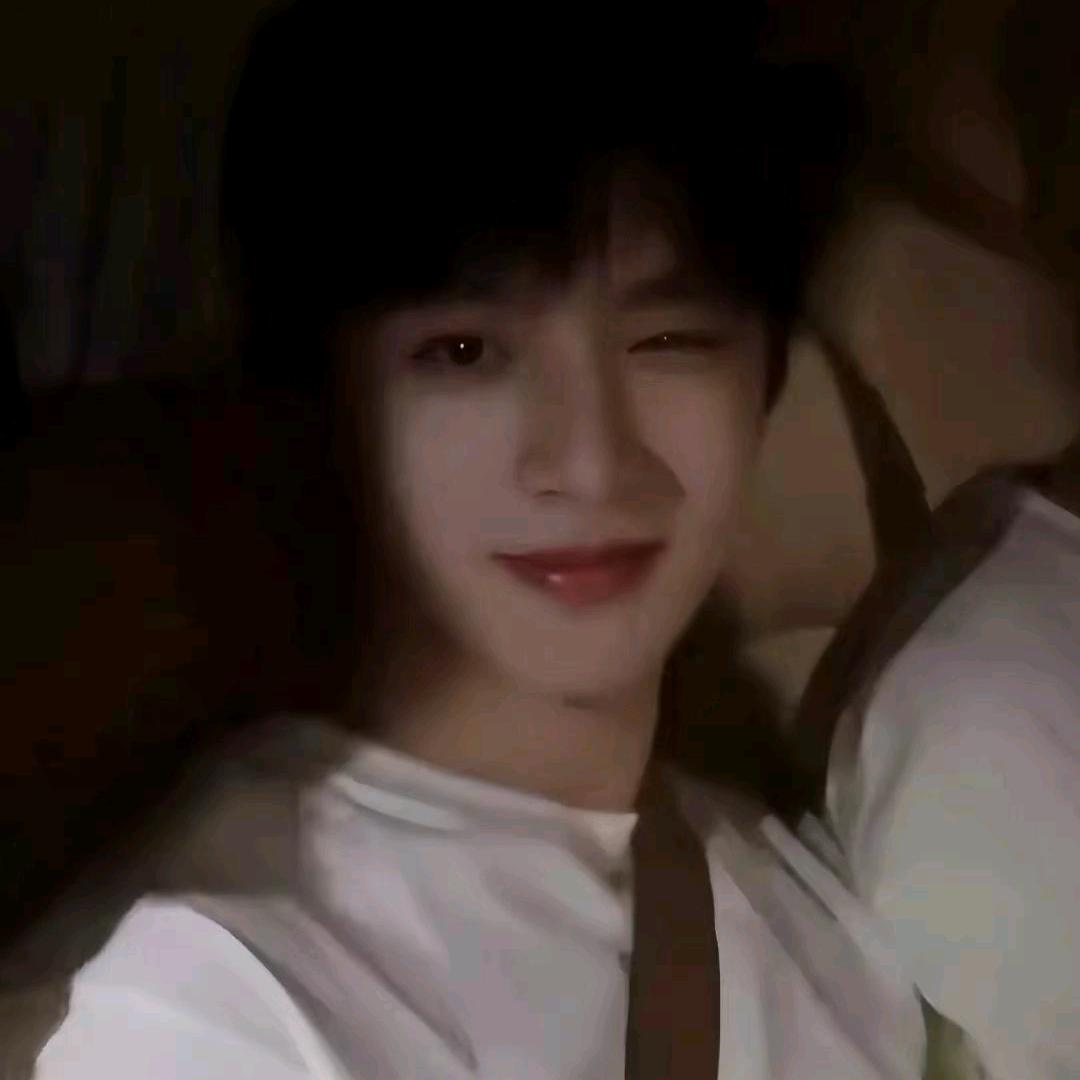 伸腿瞪眼丸（见过刘耀文版）