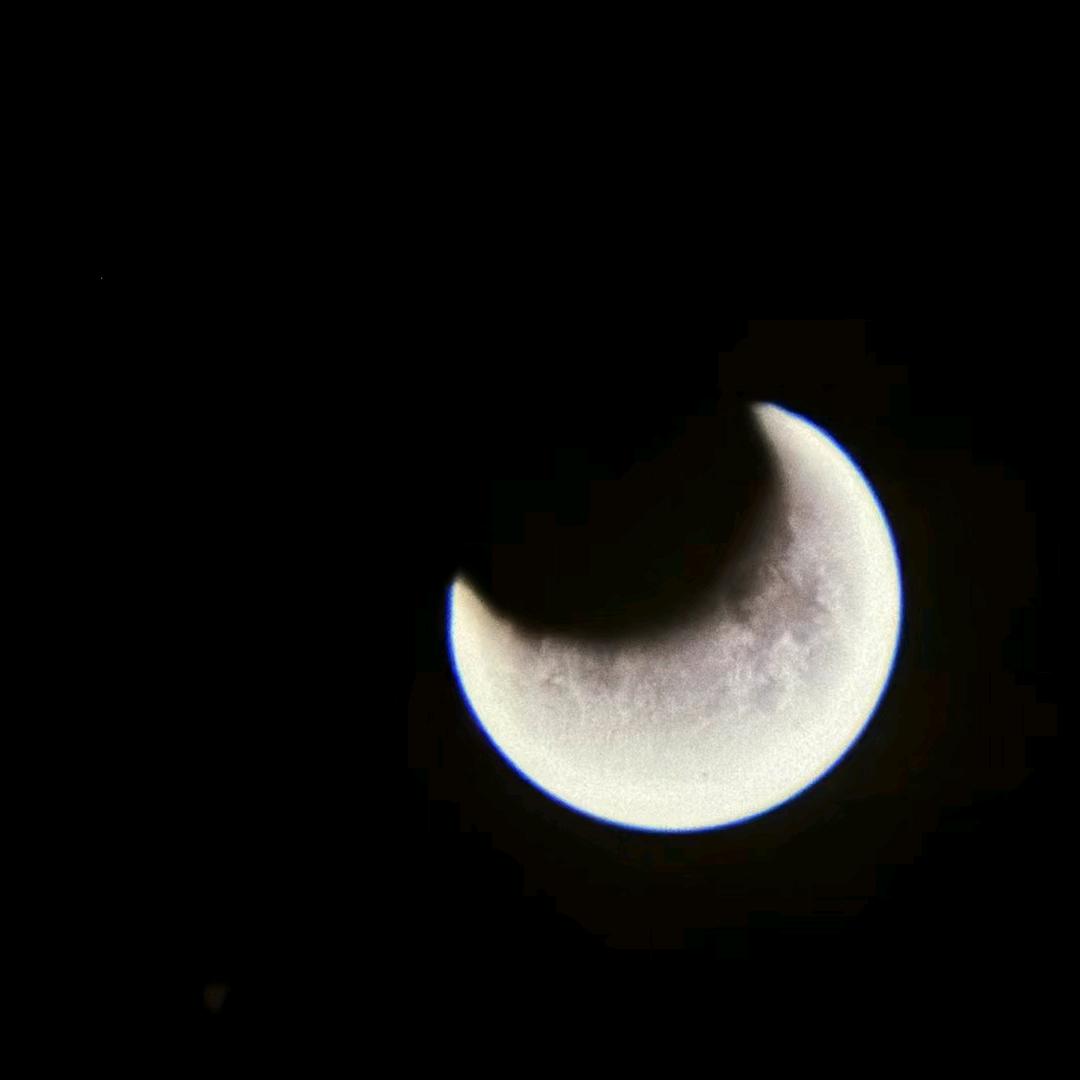 宇航员和他的月亮🌙