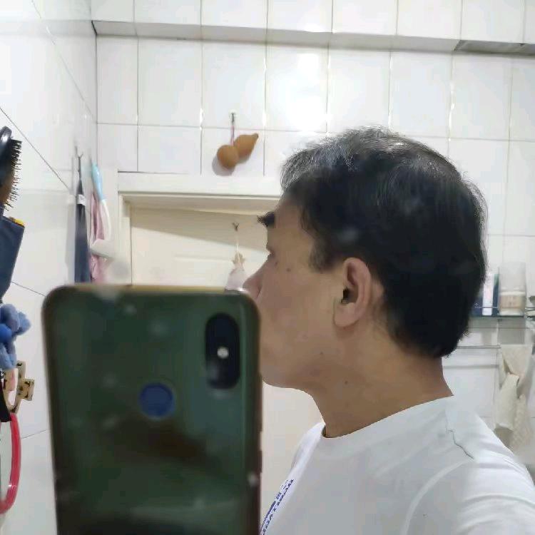 AA隔海相望