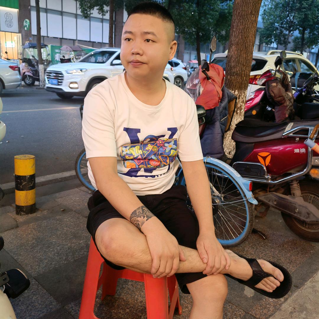 罗  兩兩
