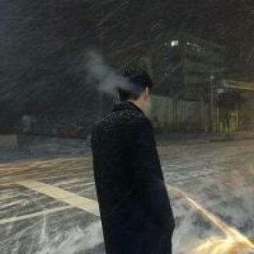 开着拖拉机，迎接春天的到来。