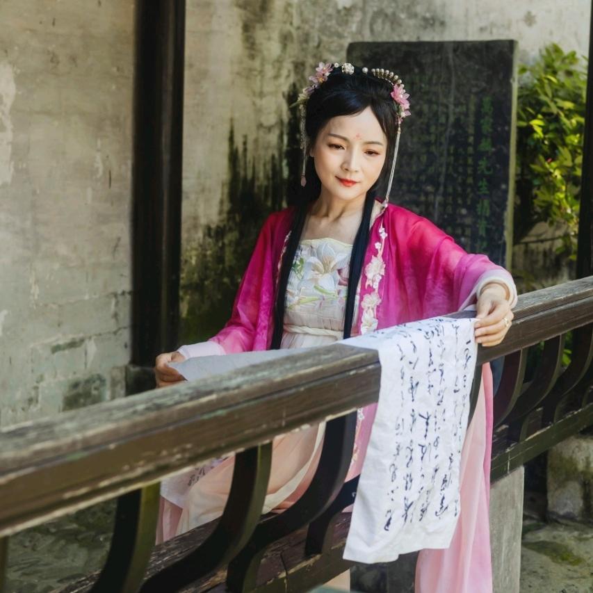 石妮爱写字