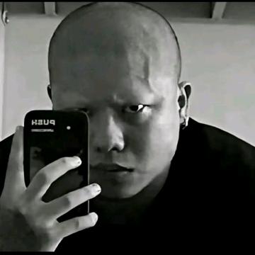 到处找充电桩的男人