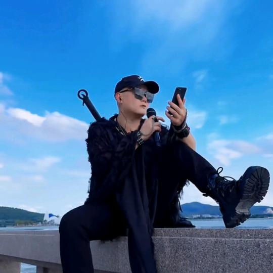 王小柒头像