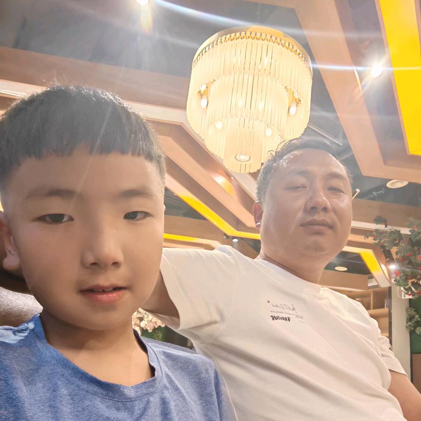 尹泓策爸爸