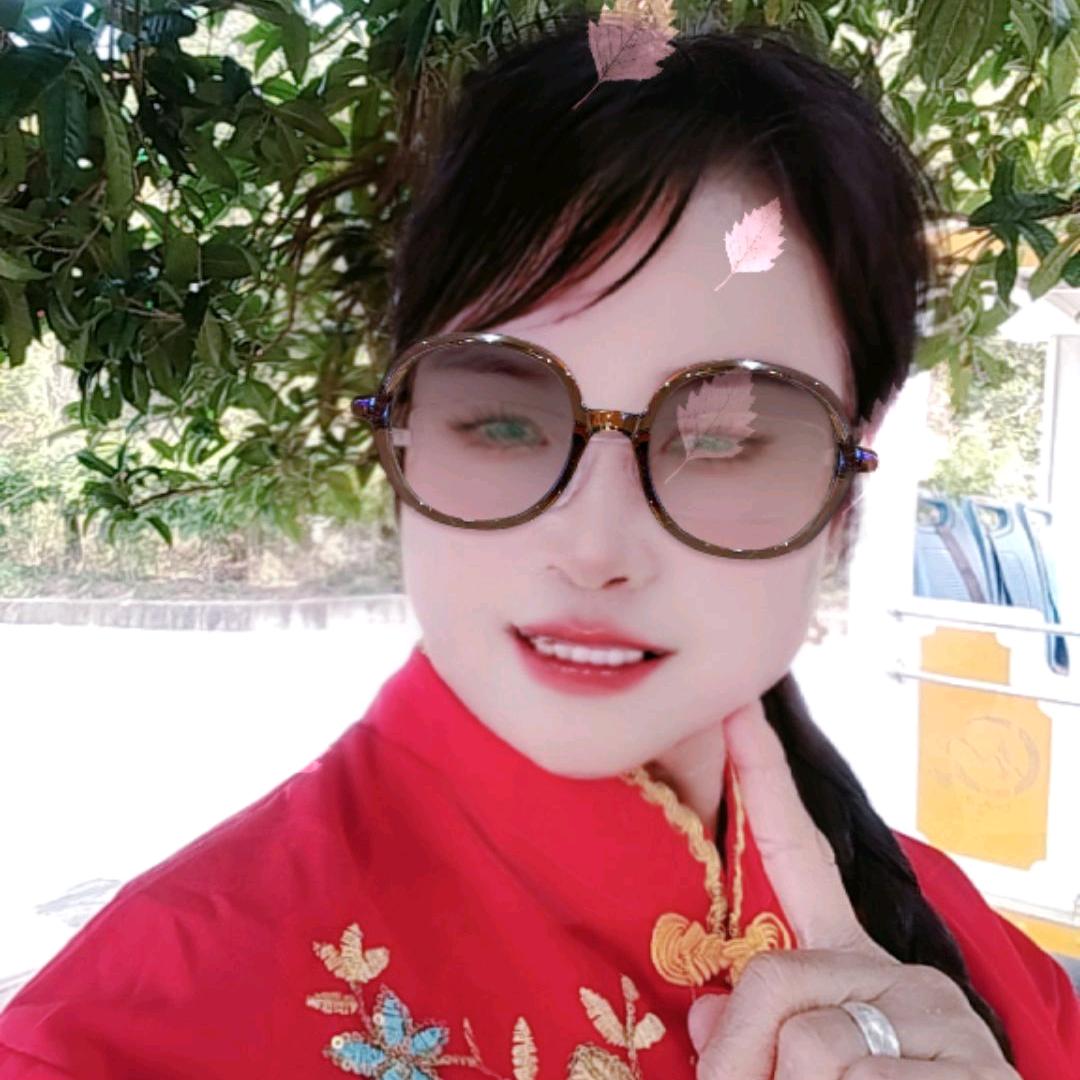 秀山碧岭伴朝夕