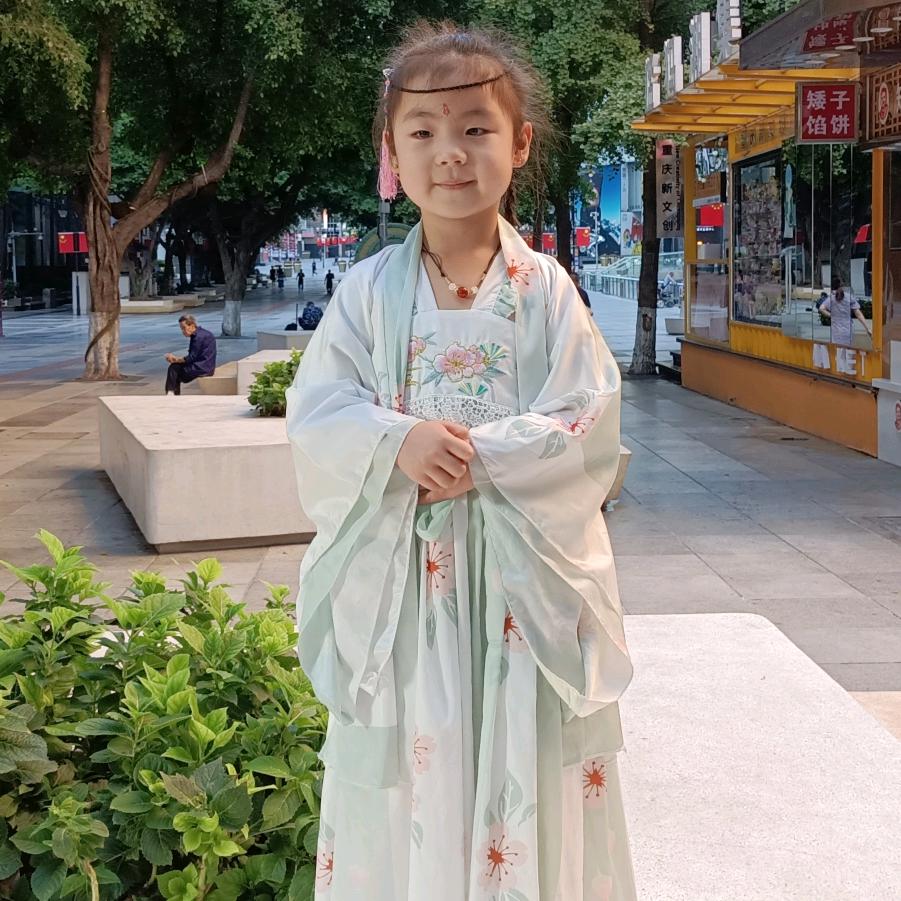 三十好几的男人。