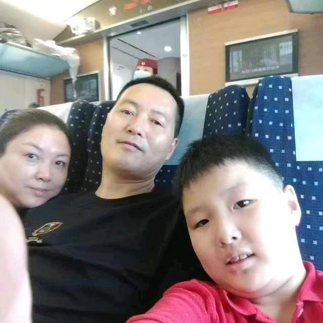 我是主持人李卓诚