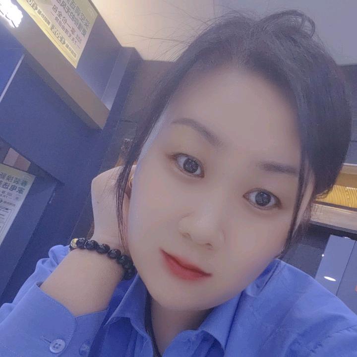 临沂~金鹰龙潭店卖家电的小姐姐