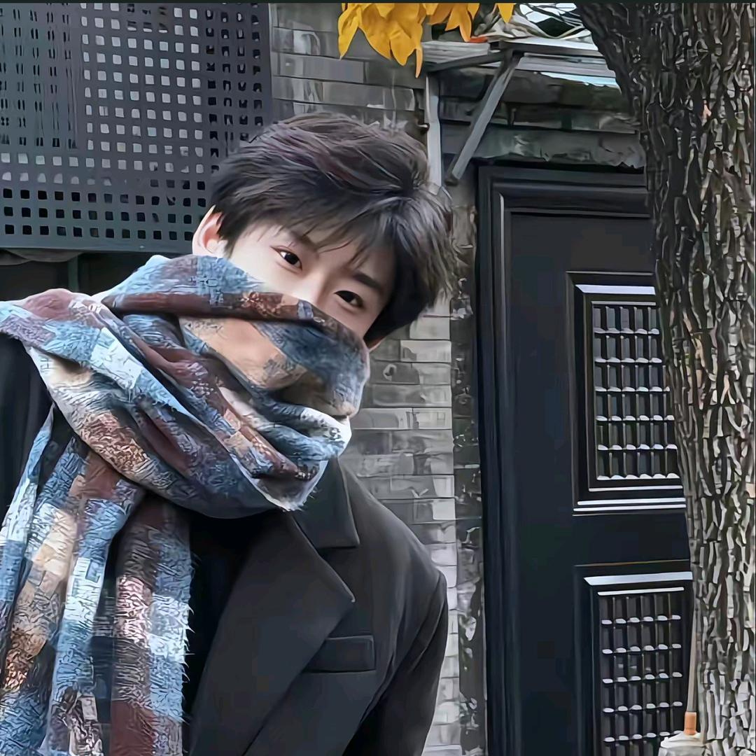 月下花前共举杯