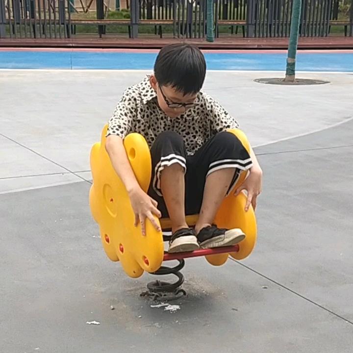 枝头喜鹊叫喳喳