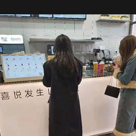 月光落在左手上