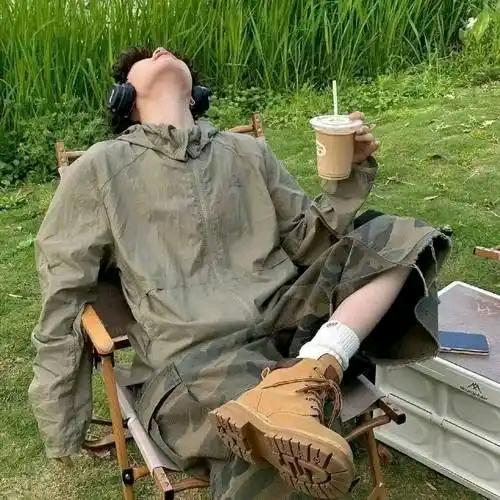 提黑色袋子的大叔