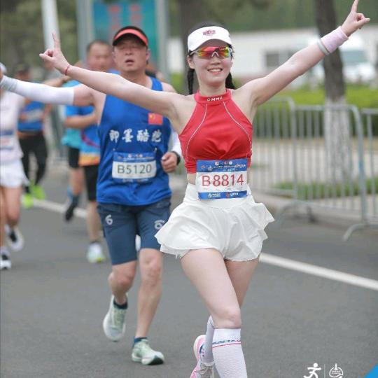 小嫚跑向前