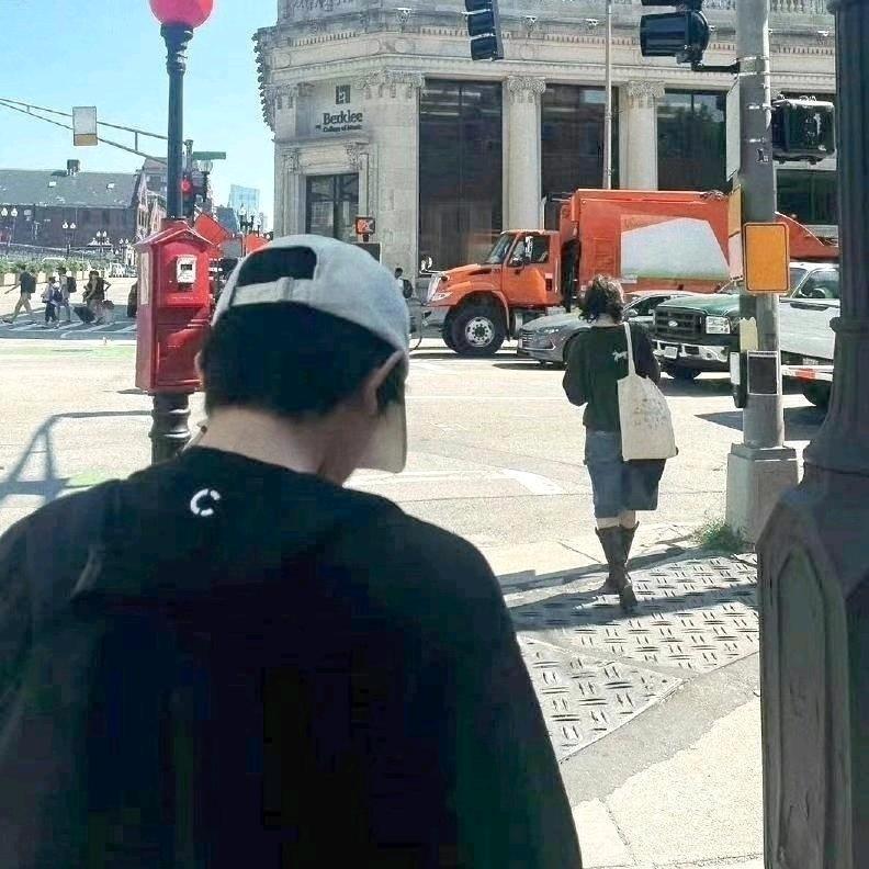 骑着鸡蛋撞石头