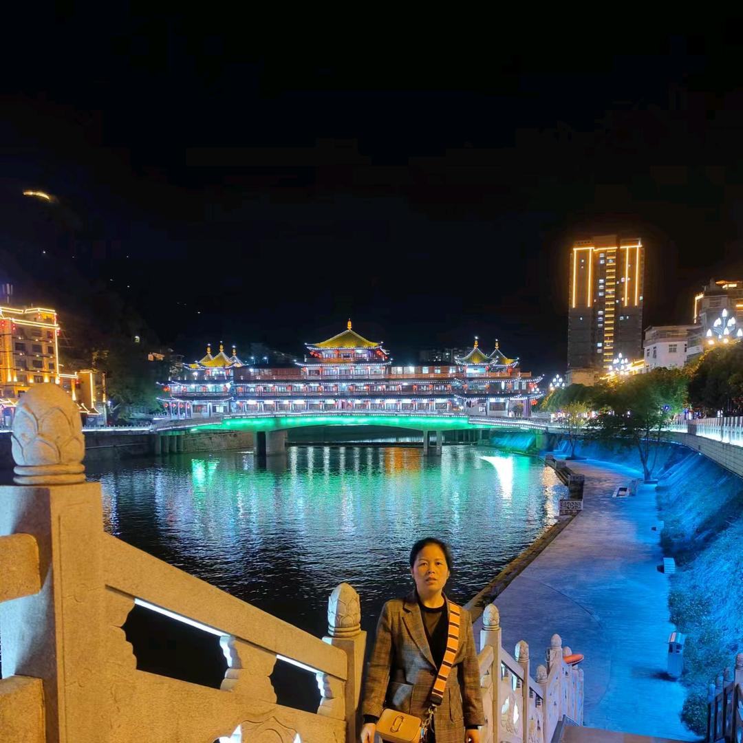 寻你在灯火阑珊处