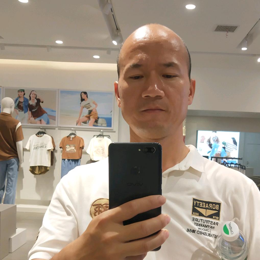小哥养黄鳝