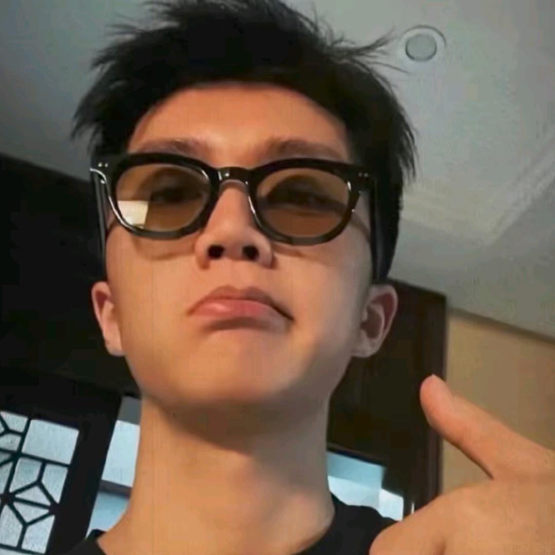 蹲在路边抽烟被扇两巴掌