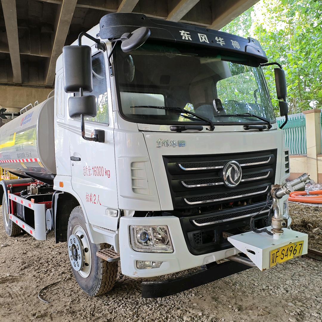 精品撒水车加油车