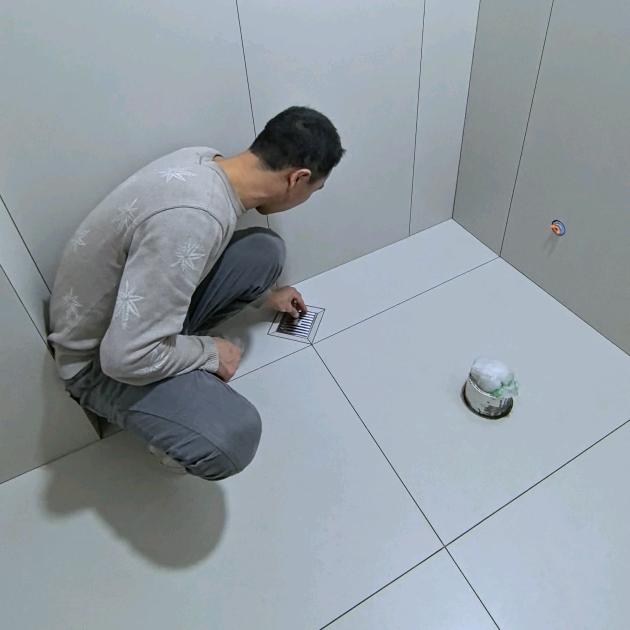 小建在工地贴砖