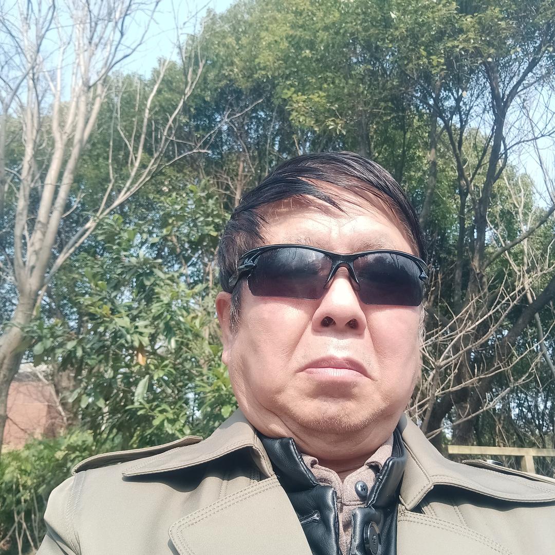 鸿常兴头像