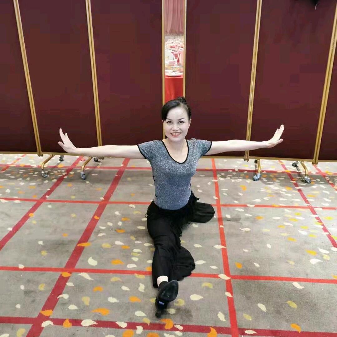 劈叉英子 教舞收男女学徒