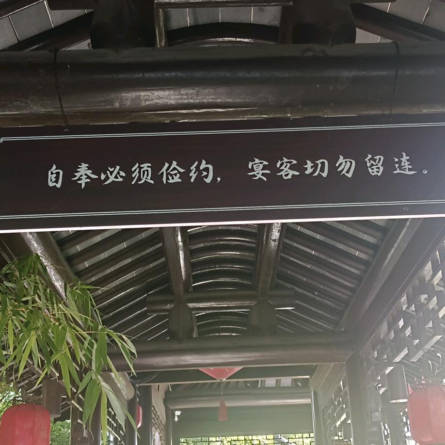 月亮上的小熊