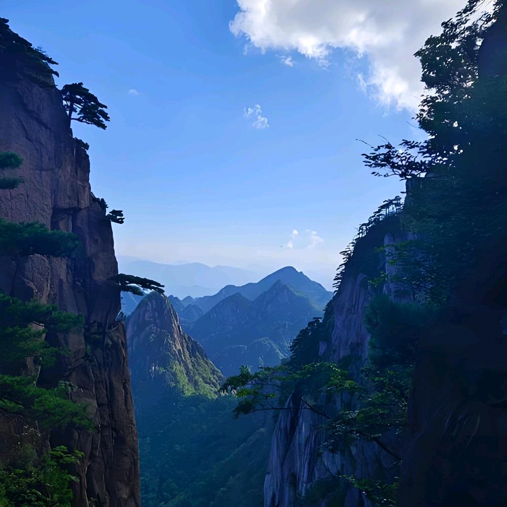 朝晖染山峦