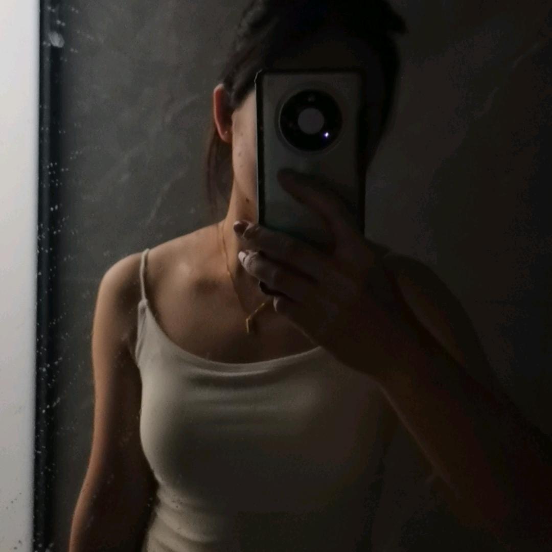 依妍