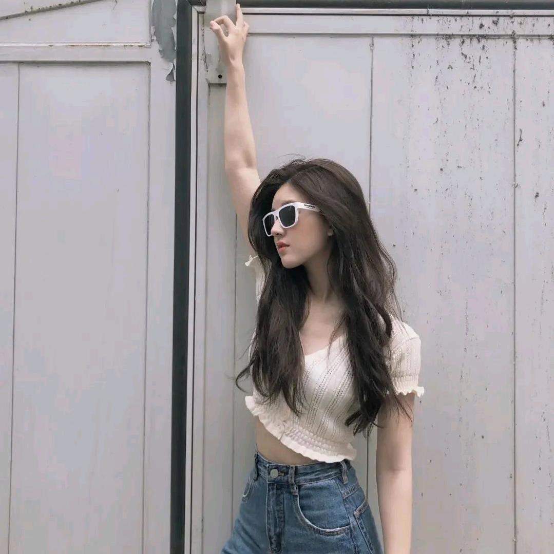 对方正在长头发