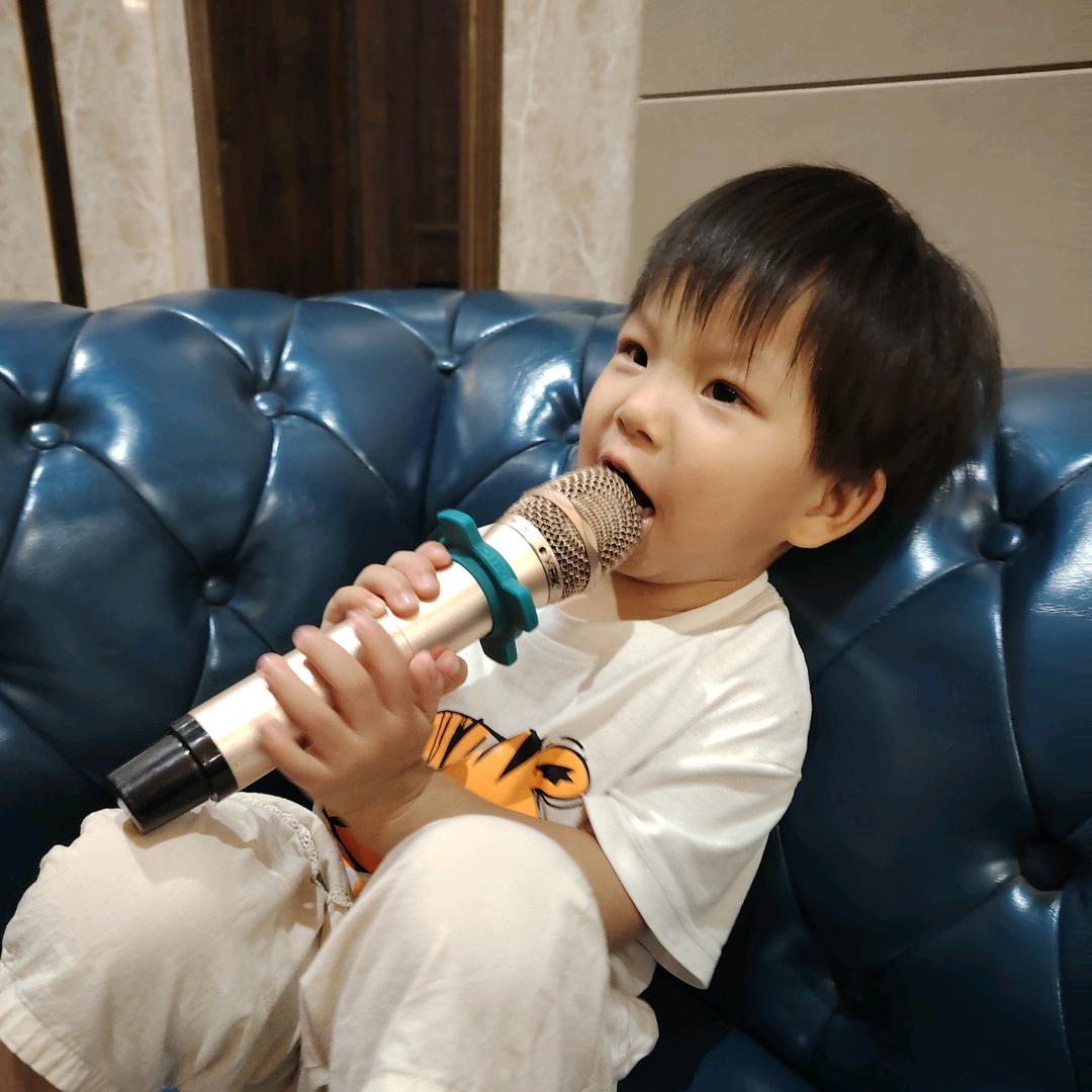 爱臭美的小丫头