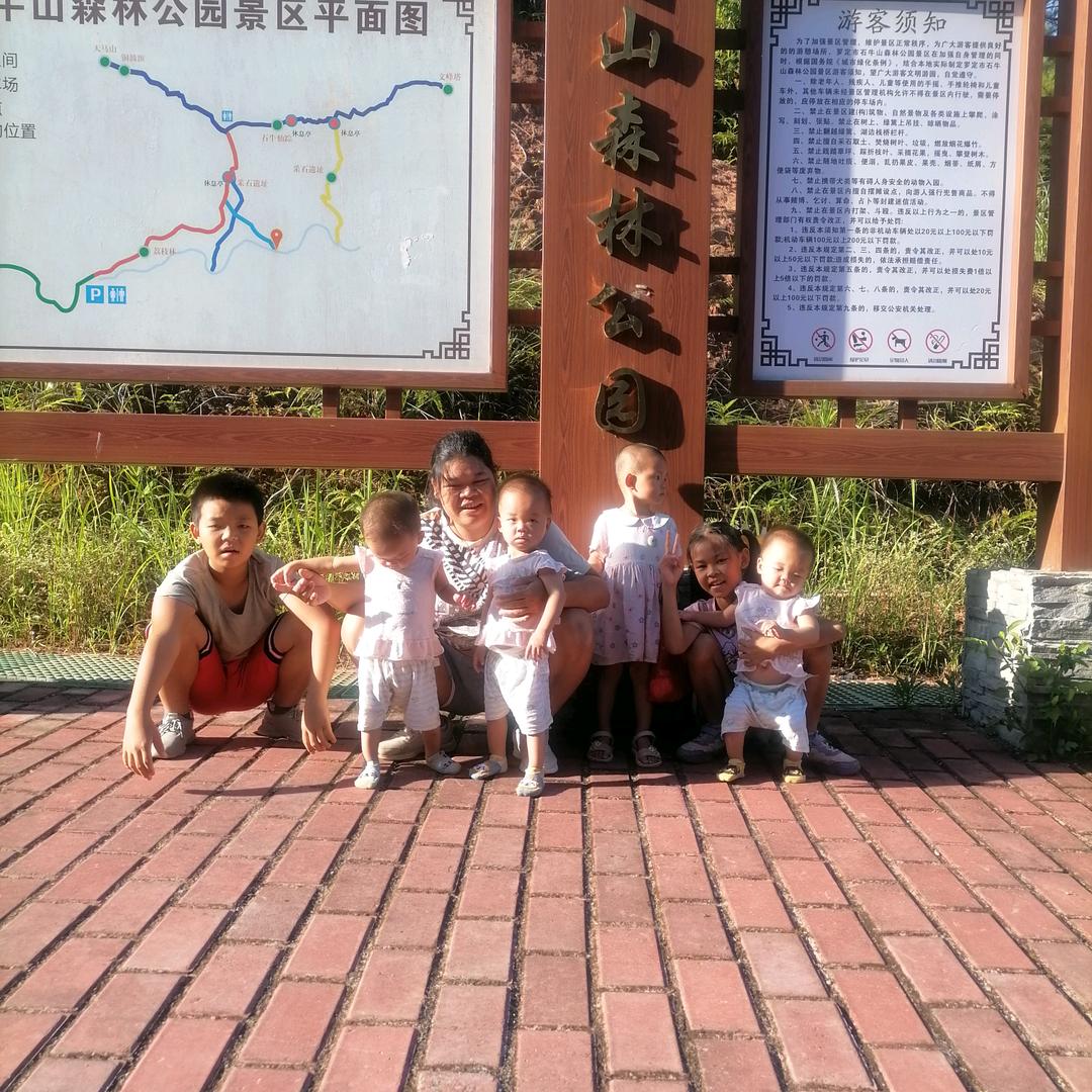 三胞胎：晴：洁：洛：爸爸