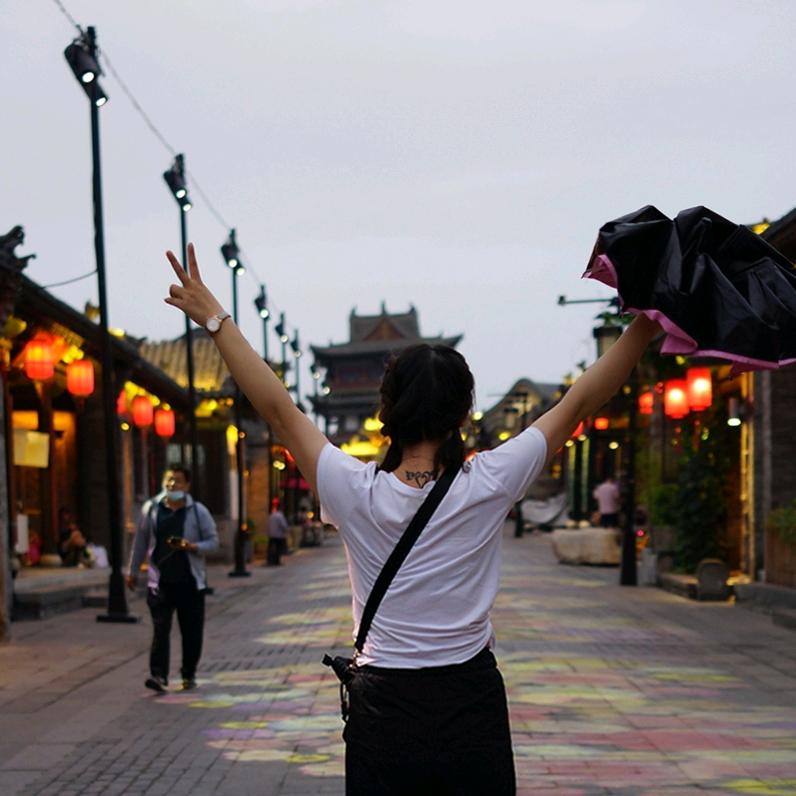 腰突患者遛狗中