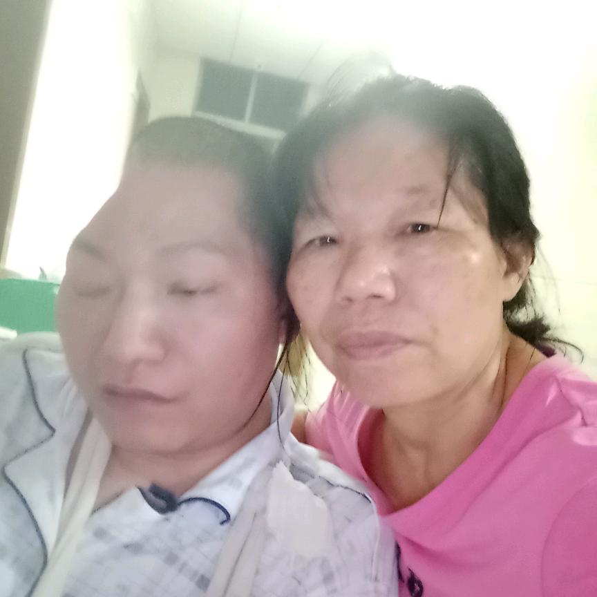 坚强的母子连心