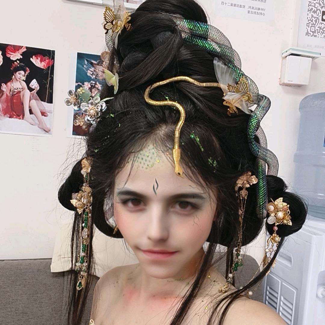 炸毛的绿色水母