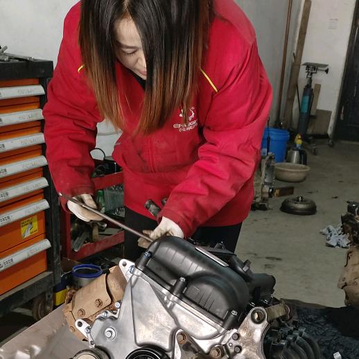 学修车的小姐姐（何师傅汽车维修中心）