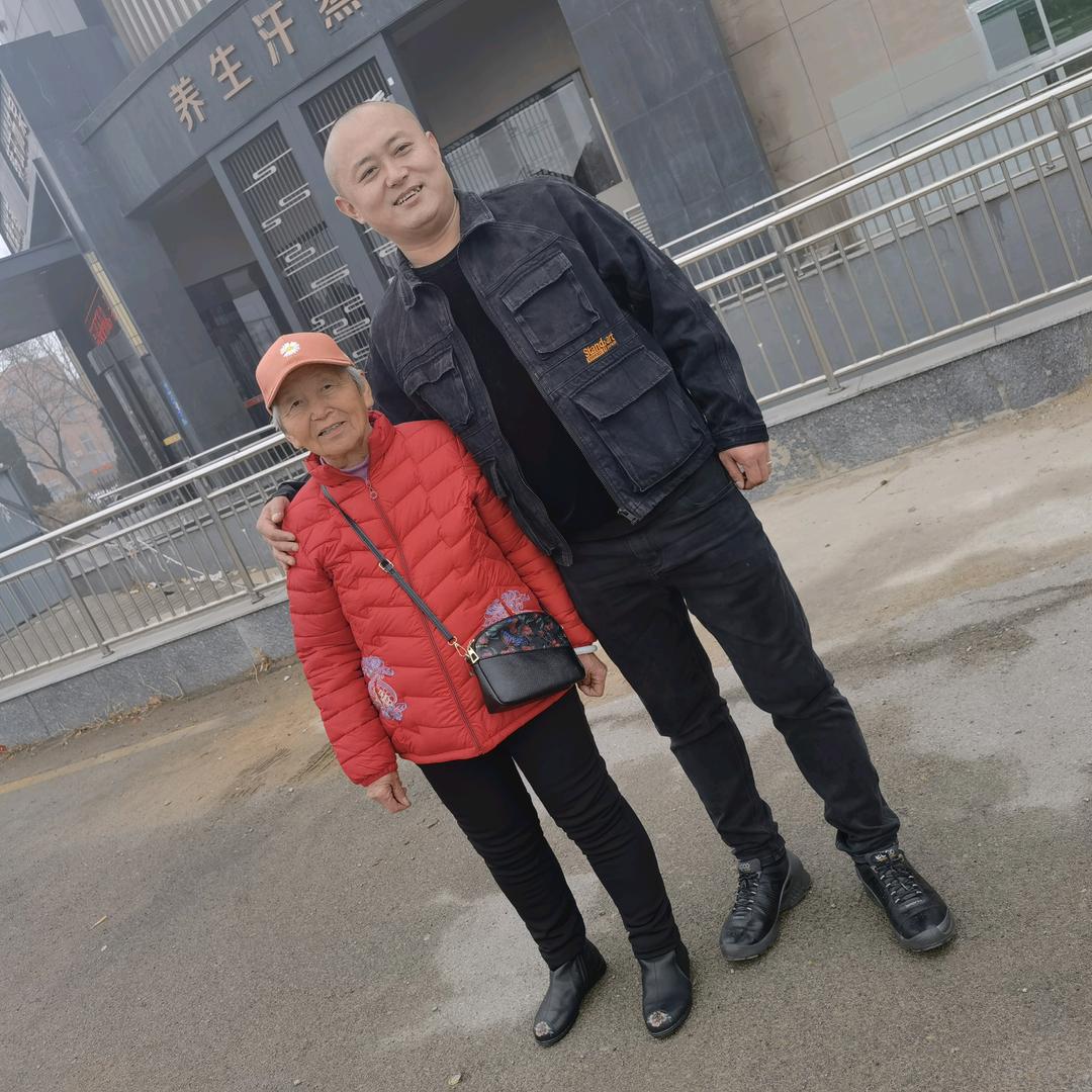 母亲与儿子（六哥）