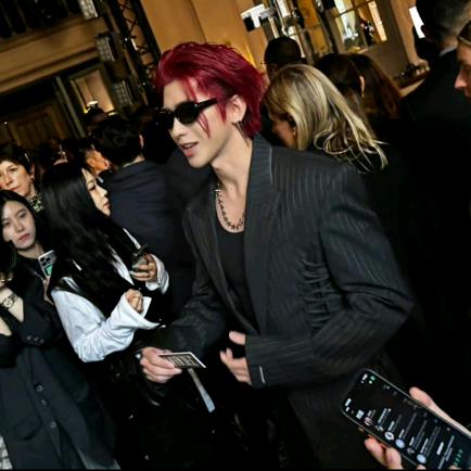 一位神秘黑袍人