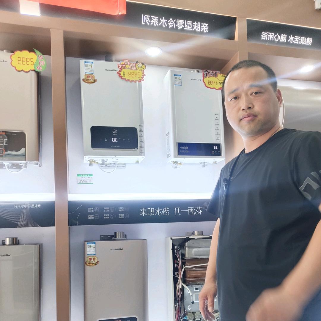 台前卖万和燃气热水器、沁园净水机的法哥