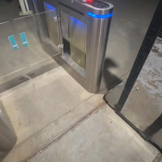 爱喝椰子汁的贾队长（封票）