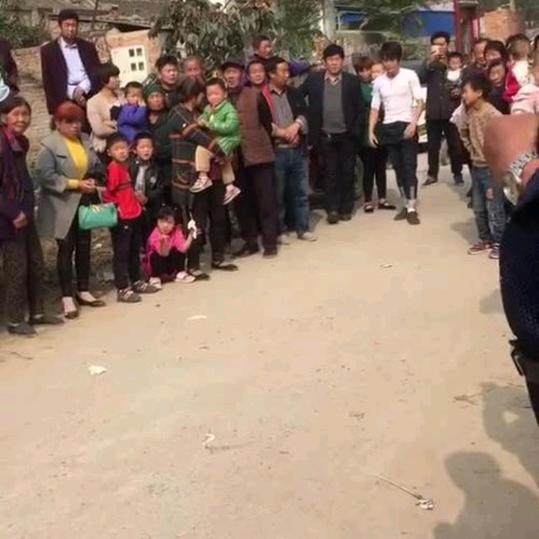 妹妹爱唱歌