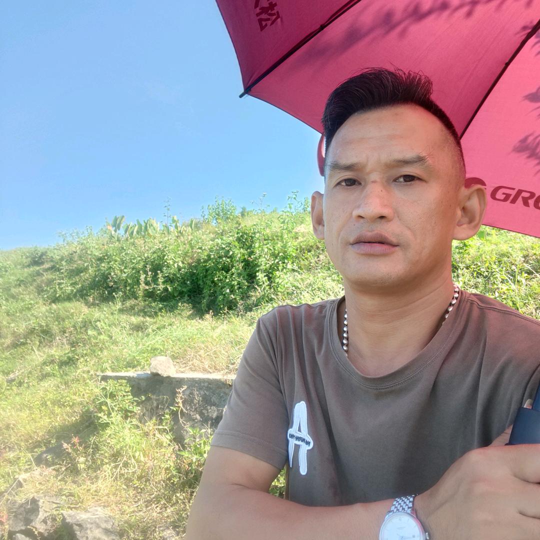 布衣男