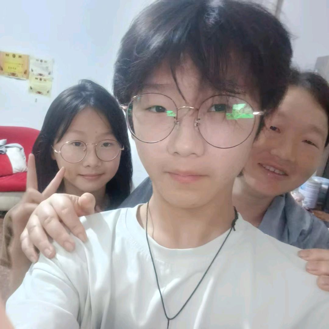 彤彤在种草莓,