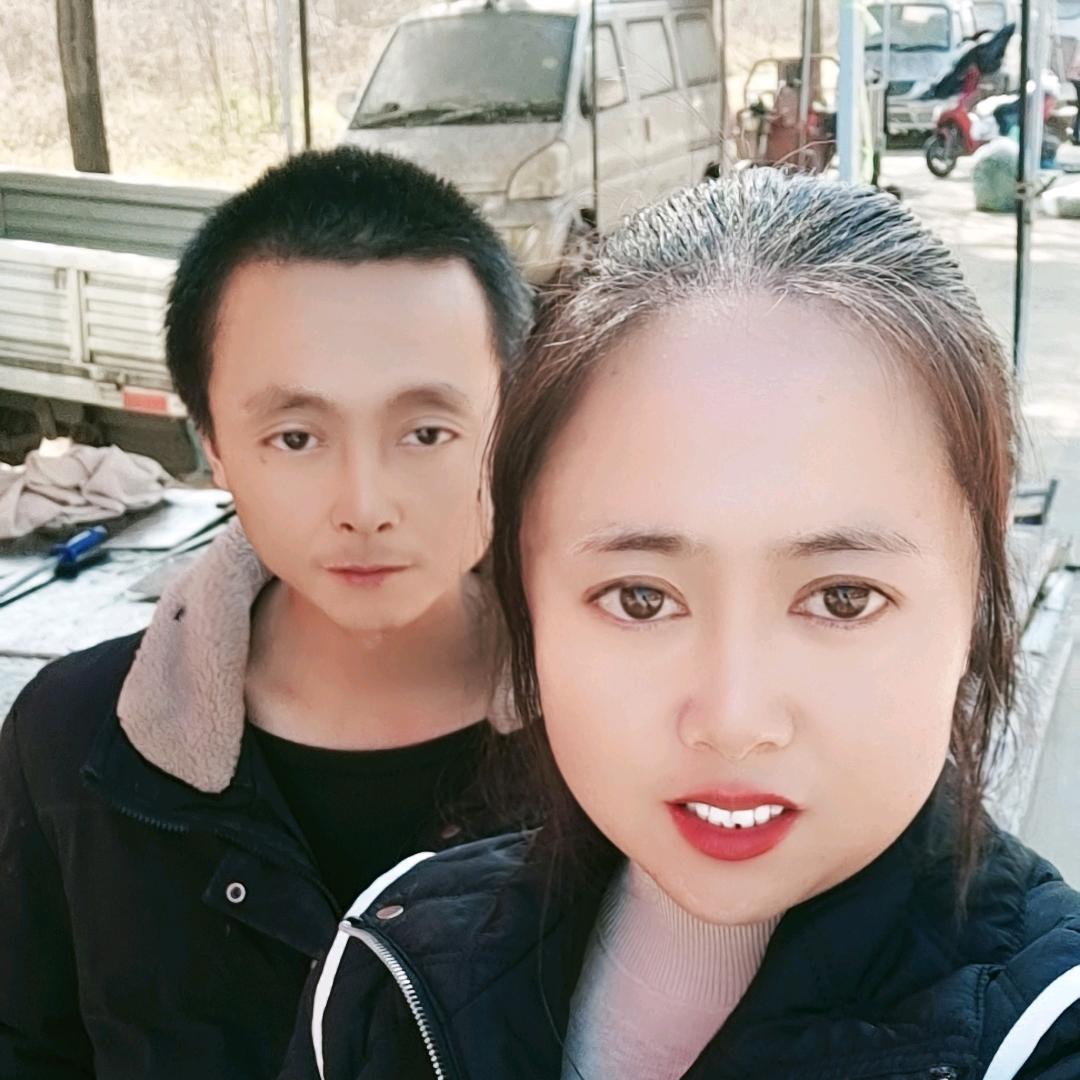 90后小两口摆摊《卖土猪肉》